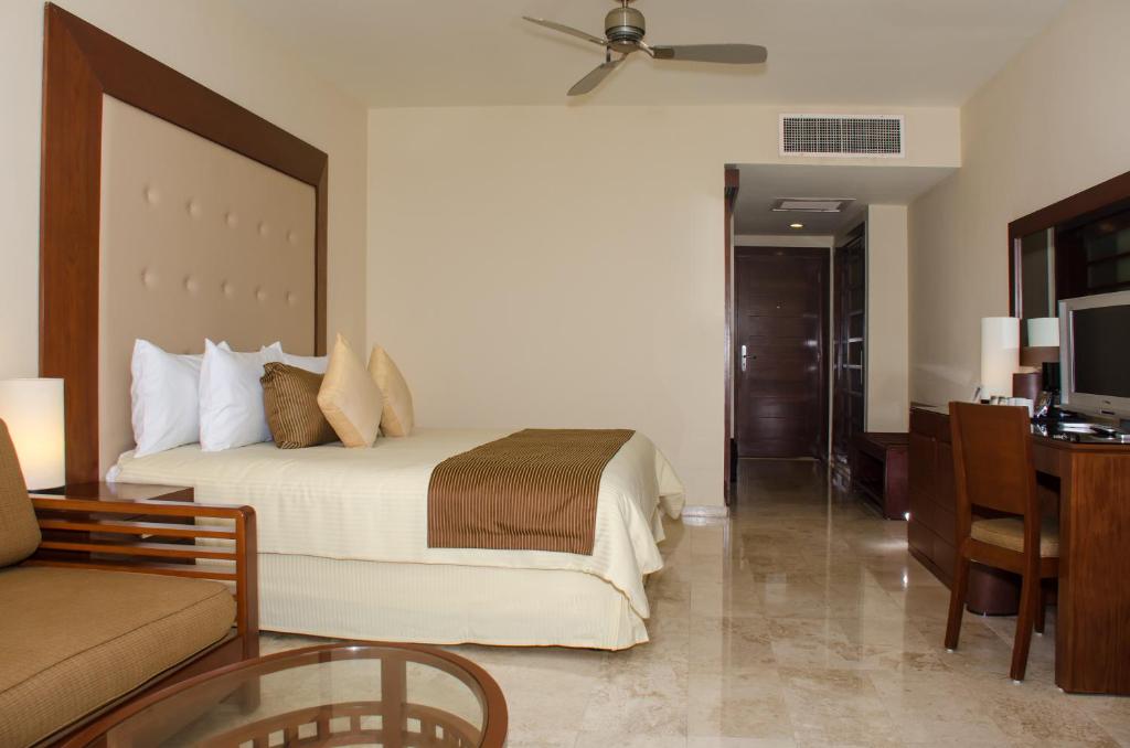 Una televisión o centro de entretenimiento en Grand Riviera Princess - All Inclusive
