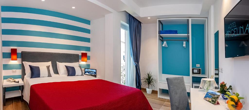 A bed or beds in a room at Hotel Angelina