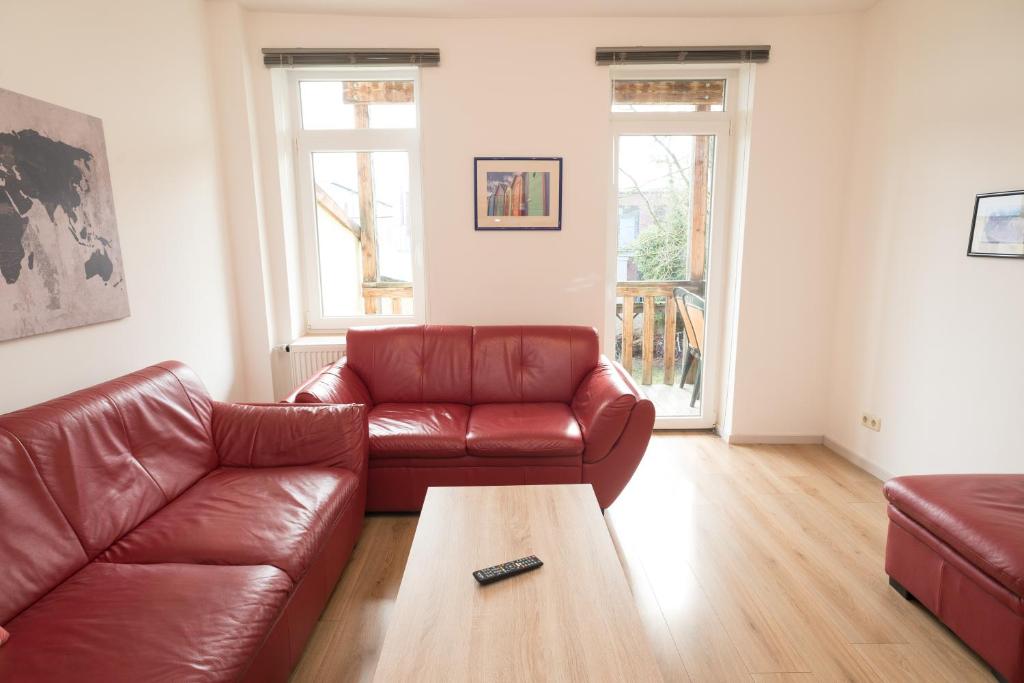 sala de estar con sofá de cuero y mesa de centro en FeWo Engler Wallstraße W4, en Lüneburg