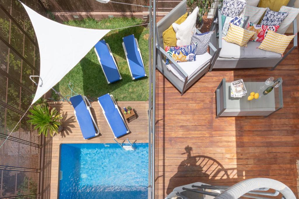 una vista aérea de un patio trasero con piscina en NEW! Villa Boutique Mallorca, en Lloseta