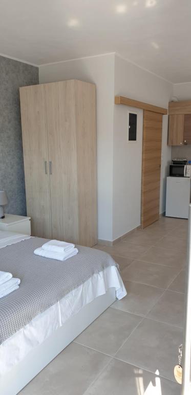 Kuchyňa alebo kuchynka v ubytovaní AVR Airport Deluxe Suites 6 AIRPORT FREE SHUTLE