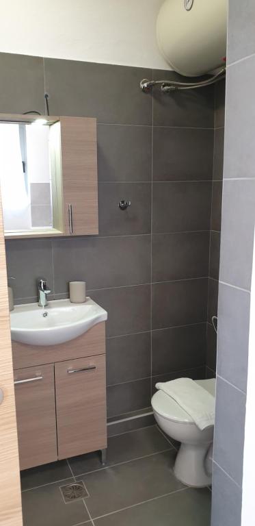 Kúpeľňa v ubytovaní AVR Airport Deluxe Suites 6 AIRPORT FREE SHUTLE