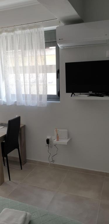 Televízia a/alebo spoločenská miestnosť v ubytovaní AVR Airport Deluxe Suites 6 AIRPORT FREE SHUTLE