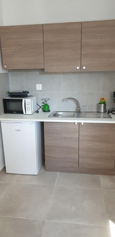 Kuchyňa alebo kuchynka v ubytovaní AVR Airport Deluxe Suites 6 AIRPORT FREE SHUTLE