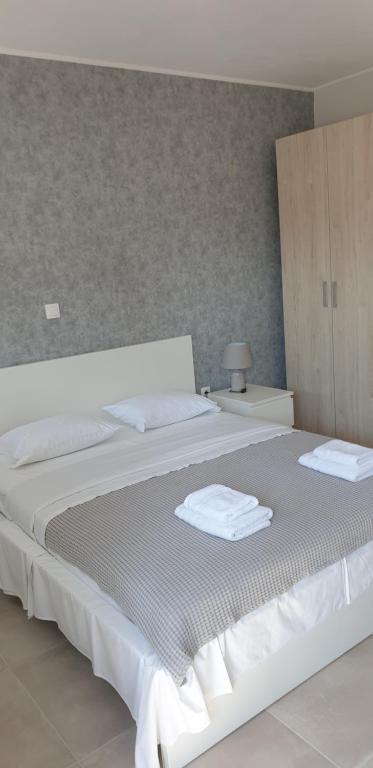 Posteľ alebo postele v izbe v ubytovaní AVR Airport Deluxe Suites 6 AIRPORT FREE SHUTLE
