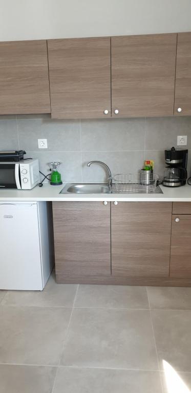 Kuchyňa alebo kuchynka v ubytovaní AVR Airport Deluxe Suites 6 AIRPORT FREE SHUTLE