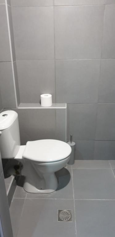 Kúpeľňa v ubytovaní AVR Airport Deluxe Suites 6 AIRPORT FREE SHUTLE
