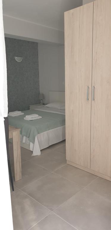 Posteľ alebo postele v izbe v ubytovaní AVR Airport Deluxe Suites 6 AIRPORT FREE SHUTLE