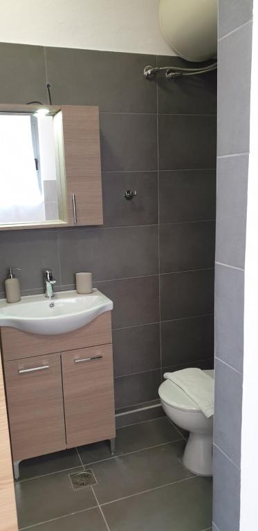 Kúpeľňa v ubytovaní AVR Airport Deluxe Suites 6 AIRPORT FREE SHUTLE