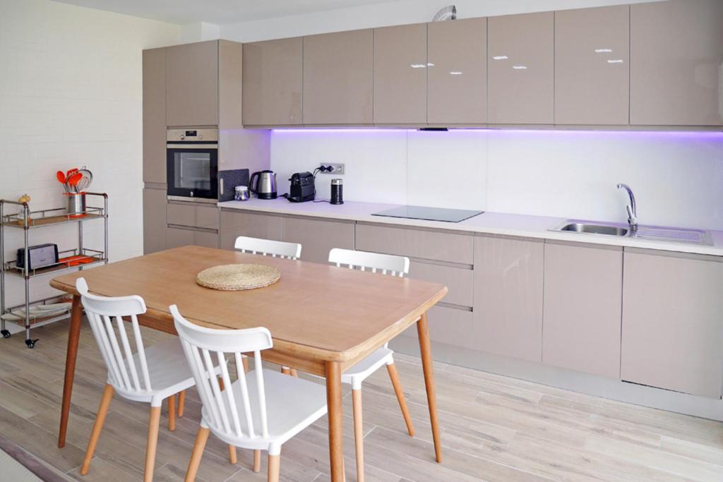 Kuchnia lub aneks kuchenny w obiekcie Neenies Nerja - Carabeo Luxury Apartment