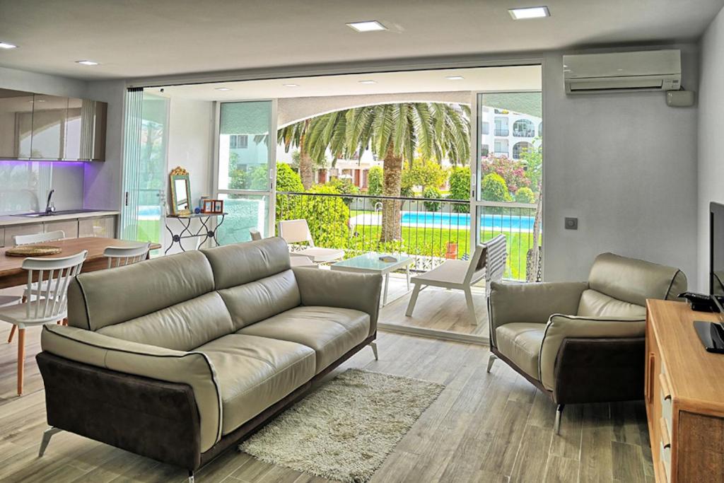 salon z dwiema kanapami i kuchnią w obiekcie Neenies Nerja - Carabeo Luxury Apartment w mieście Nerja
