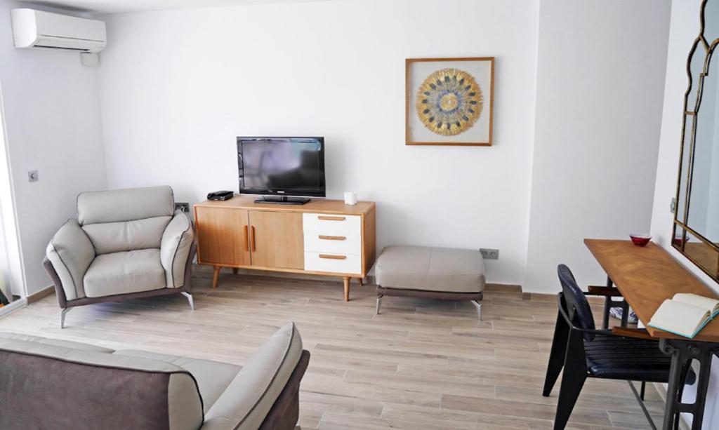 Telewizja i/lub zestaw kina domowego w obiekcie Neenies Nerja - Carabeo Luxury Apartment