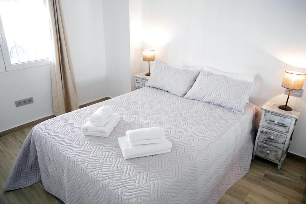 Łóżko lub łóżka w pokoju w obiekcie Neenies Nerja - Carabeo Luxury Apartment