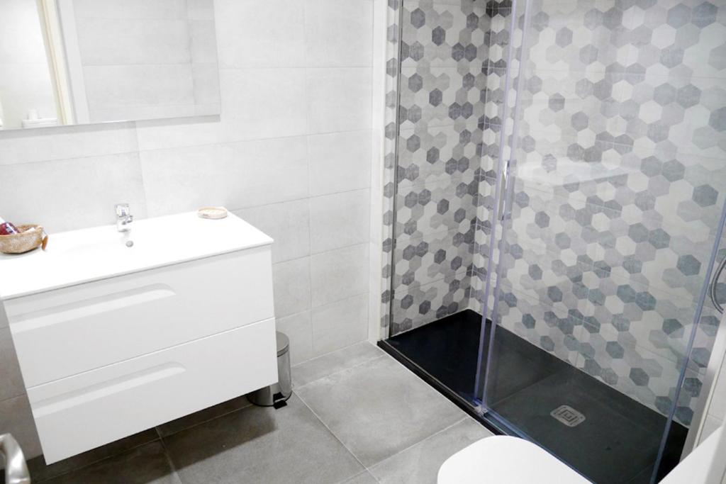 W łazience znajduje się prysznic, umywalka i toaleta. w obiekcie Neenies Nerja - Carabeo Luxury Apartment w mieście Nerja