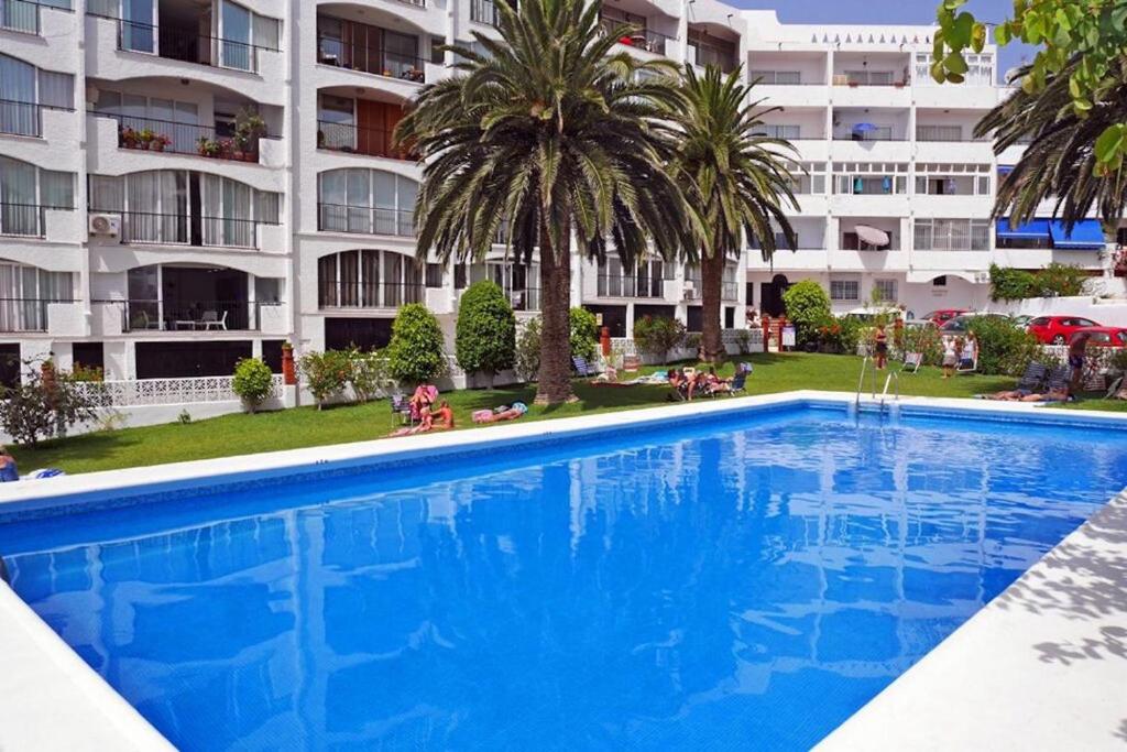 Basen w obiekcie Neenies Nerja - Carabeo Luxury Apartment lub w pobliżu