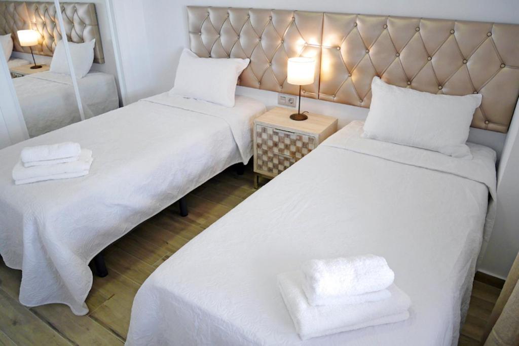 Łóżko lub łóżka w pokoju w obiekcie Neenies Nerja - Carabeo Luxury Apartment