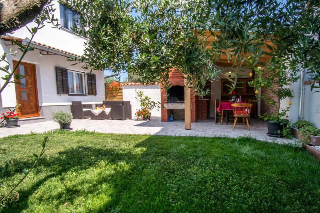 Ogród w obiekcie House Nada apartman