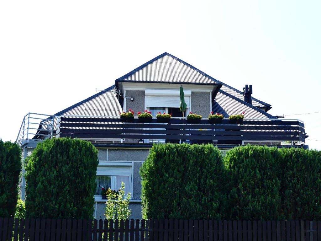 ein Haus mit einem Balkon mit Blumen darauf in der Unterkunft Apartament Jutrzenka in Spytkowice