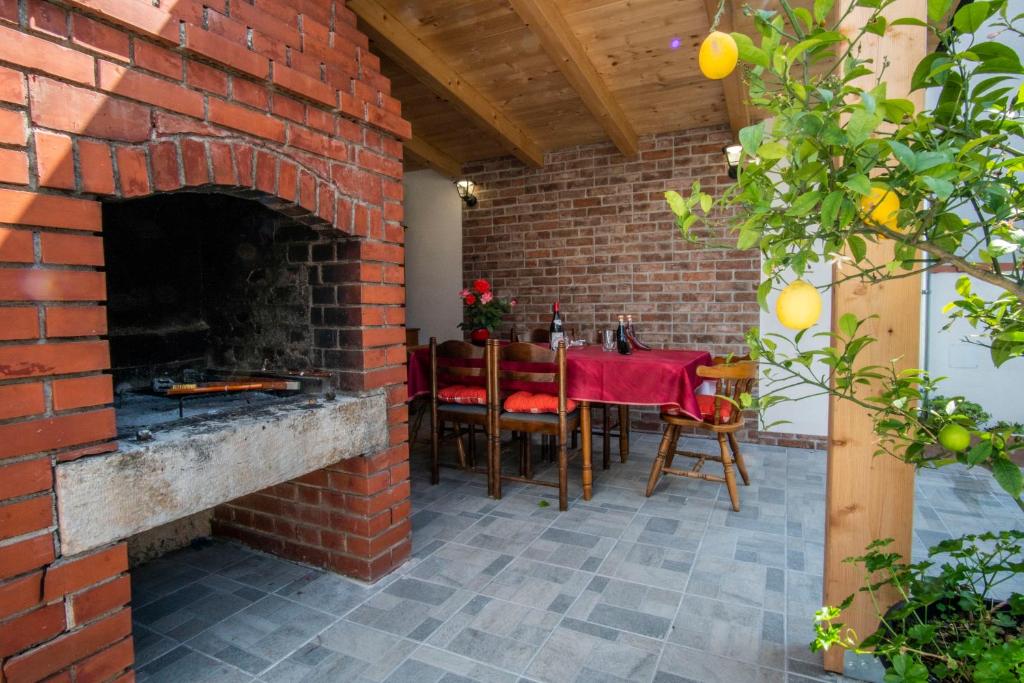 Patio lub wspólna przestrzeń na świeżym powietrzu w obiekcie House Nada apartman