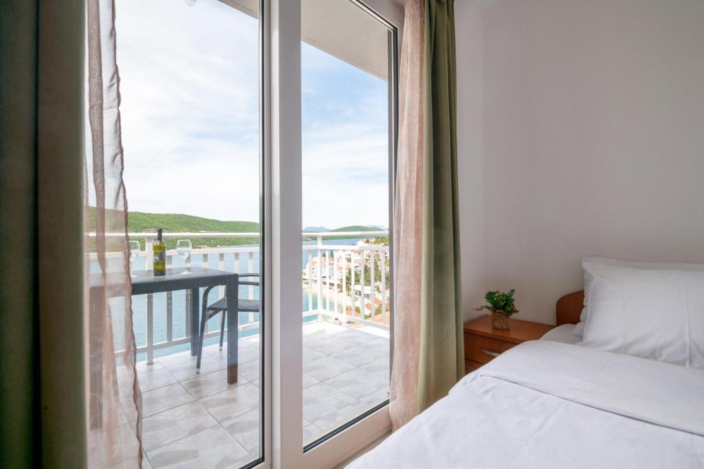 Postel nebo postele na pokoji v ubytování Apartments Njavro Neum