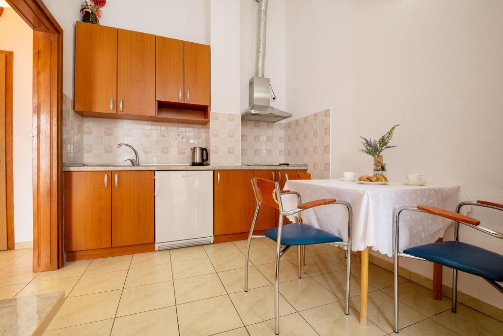 Kuchyň nebo kuchyňský kout v ubytování Apartments Njavro Neum