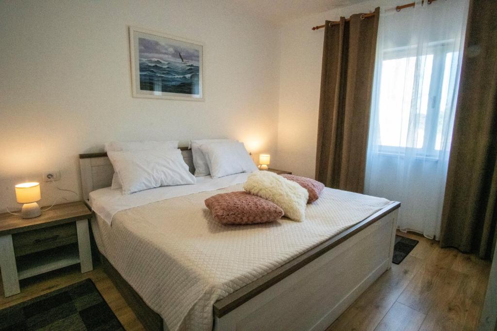 Łóżko lub łóżka w pokoju w obiekcie House Nada apartman