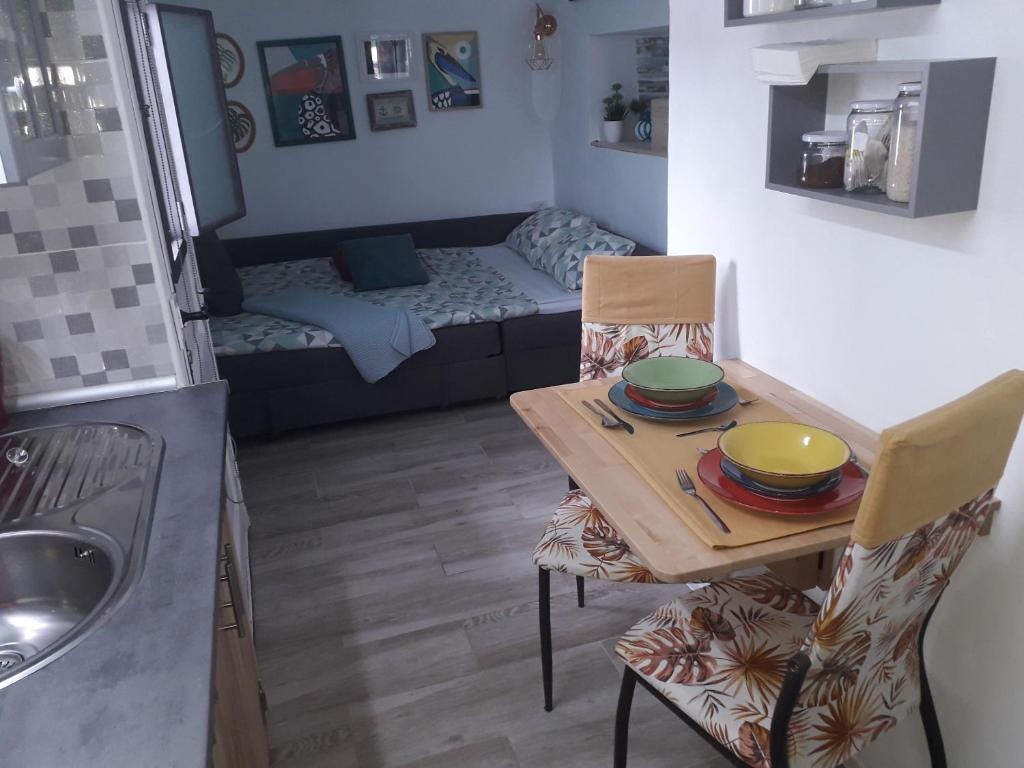 eine kleine Küche mit einem Tisch, Stühlen und einem Sofa in der Unterkunft Apartamento Trini in La Jaca