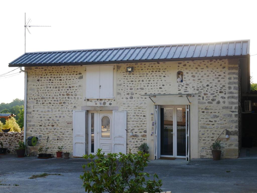 een bakstenen gebouw met een witte deur bij Gite De Lasbareilles in Narcastet