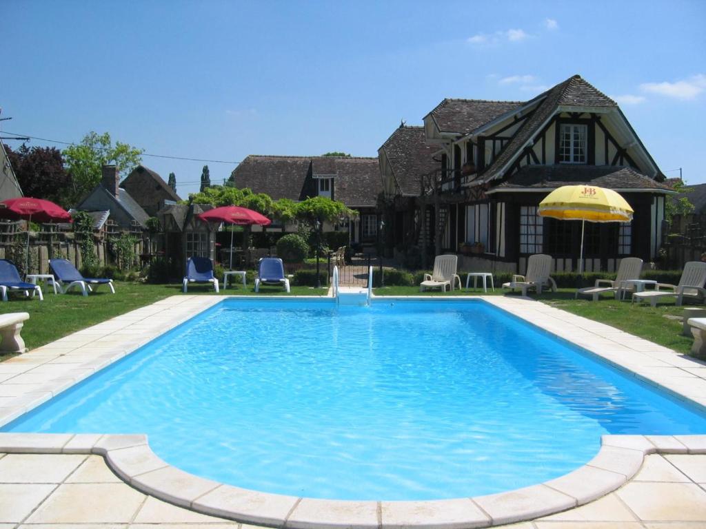 a swimming pool in front of a house at Maison Theresa in Bourth