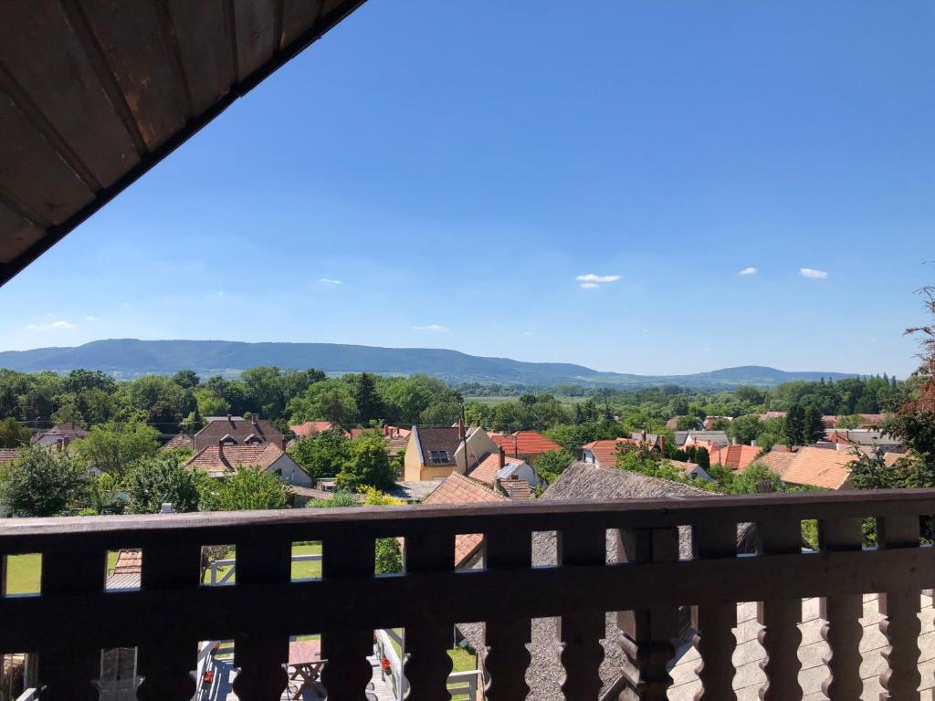 vistas a la ciudad desde el balcón de una casa en Pupos Apartman Szigliget, en Szigliget