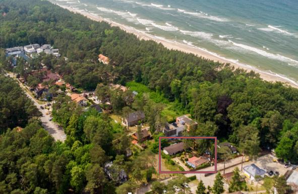 una vista aérea de una casa junto a la playa en Apartamenty przy plaży Graniczna 4, en Pobierowo