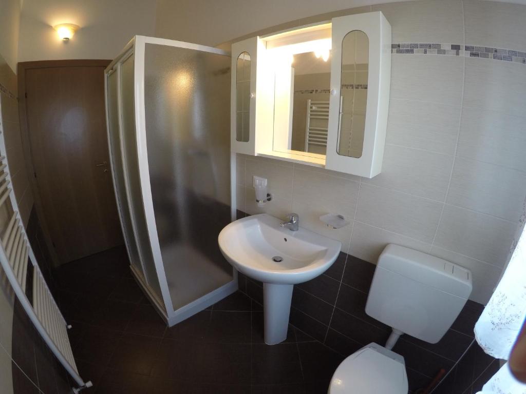 Koupelna v ubytování Residence Caorle Apartments - Agenzia Cocal