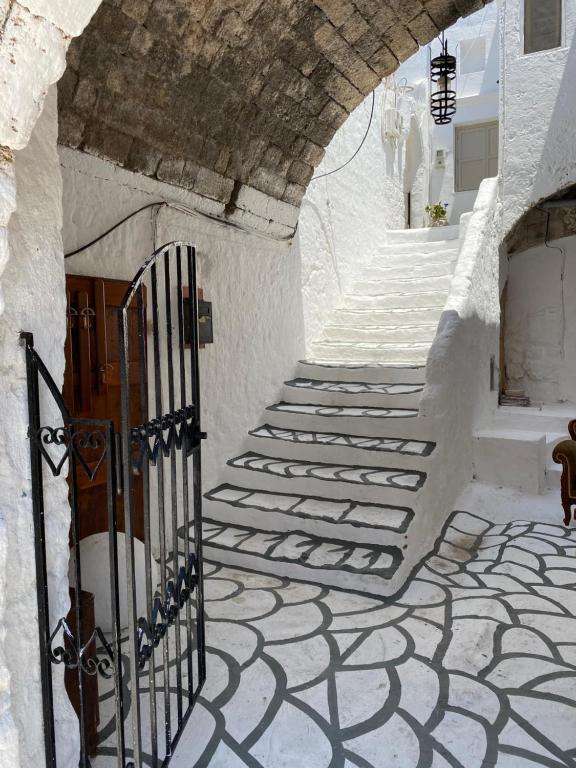 korytarz ze schodami w budynku z bramą w obiekcie Mama'sEvdokia Apartment w mieście Rodos