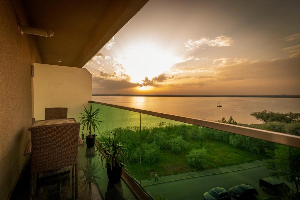 von einem Balkon mit Blick auf das Meer und den Sonnenuntergang in der Unterkunft Marc Moonlight Residence in Mamaia