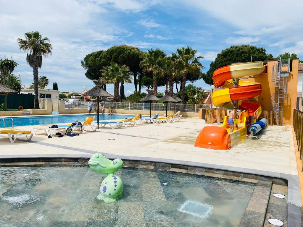 une piscine avec un parc aquatique et une aire de jeux dans l'établissement Camping Les Jardins d Agathe, au Grau-dʼAgde