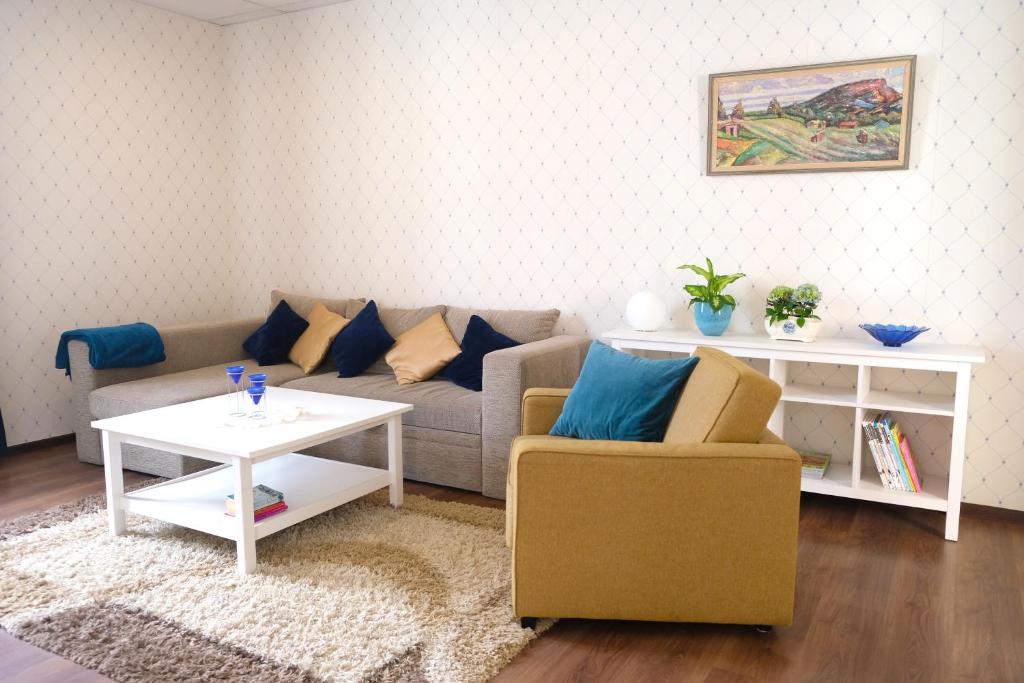 sala de estar con sofá y mesa en Downtown Apartment en Pärnu
