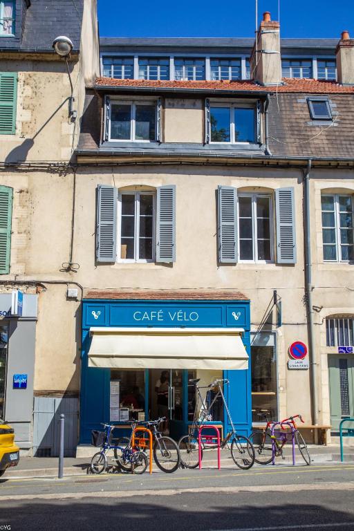 un groupe de vélos garés devant un bâtiment dans l'établissement Cafe Velo Nevers, à Nevers