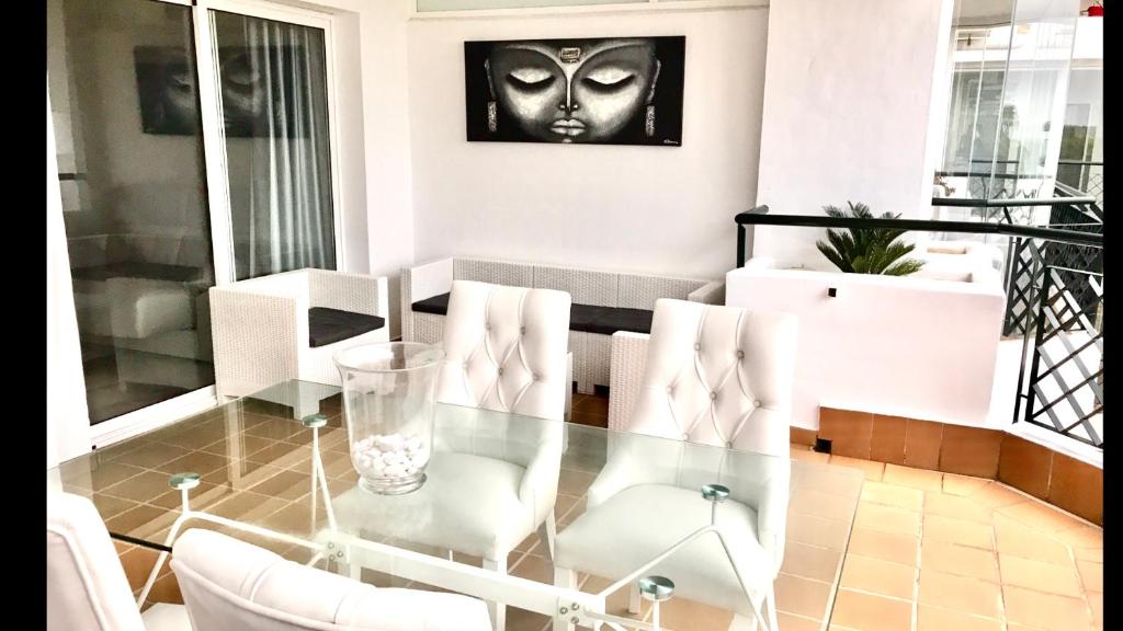 Posezení v ubytování MI CAPRICHO BEACHFRONT- 9D Apartment with sea views - Costa del Sol
