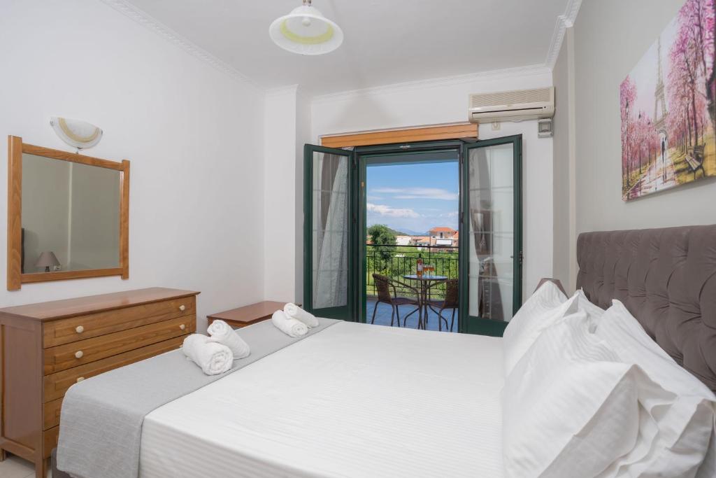 Posteľ alebo postele v izbe v ubytovaní Ionion Apartments & Studios