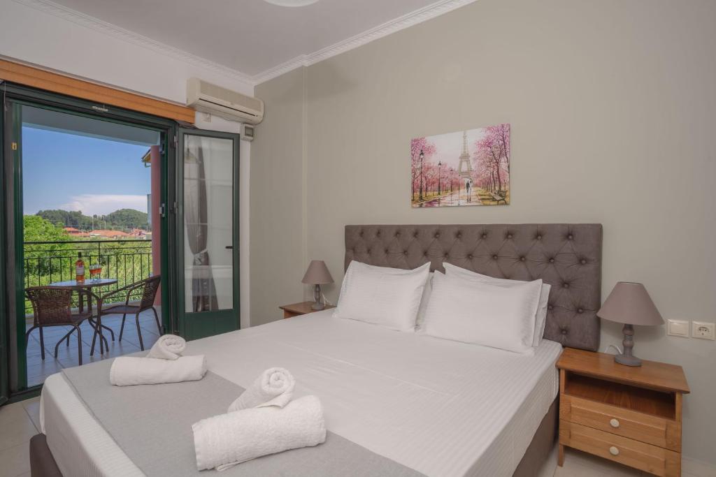 Posteľ alebo postele v izbe v ubytovaní Ionion Apartments & Studios