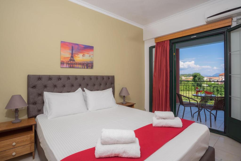 Posteľ alebo postele v izbe v ubytovaní Ionion Apartments & Studios
