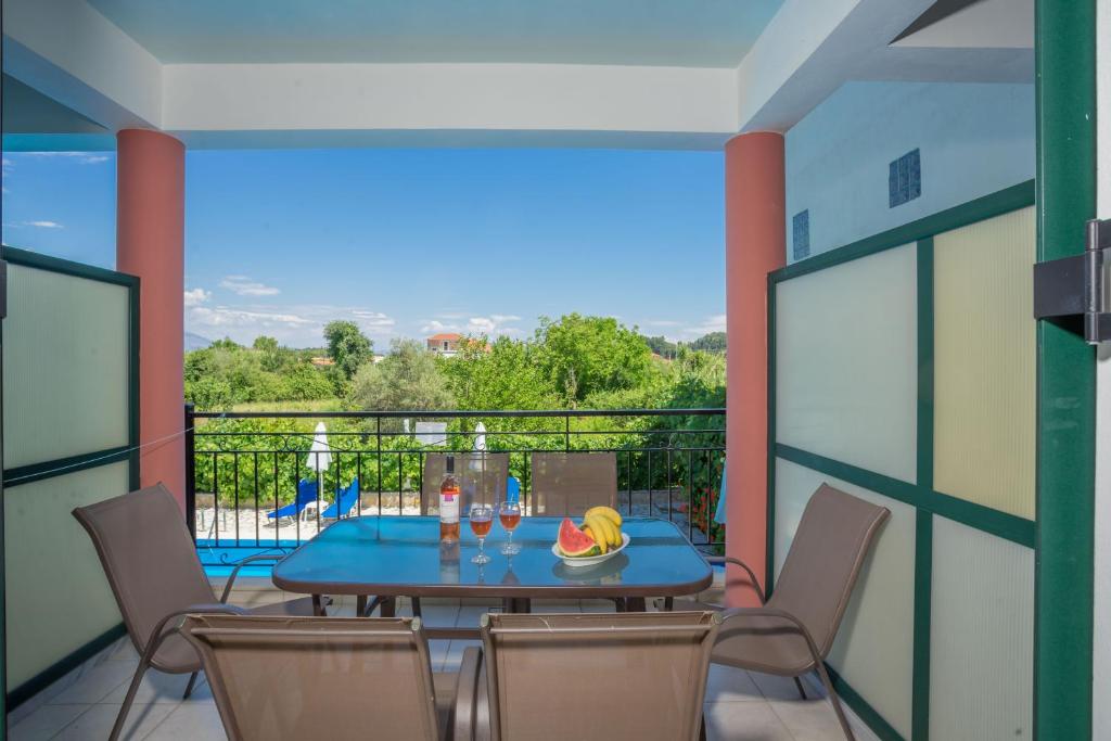 Bazén v ubytovaní Ionion Apartments & Studios alebo v jeho blízkosti