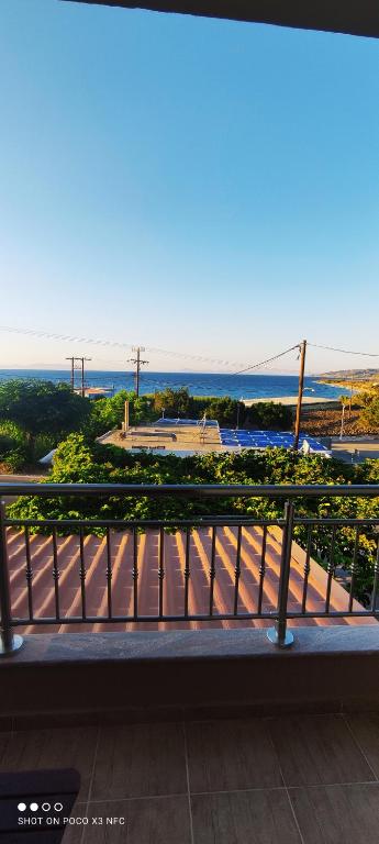 uma varanda com vista para o oceano em Makedonia Studios at Harbour of Kamiros Skala em Kamiros