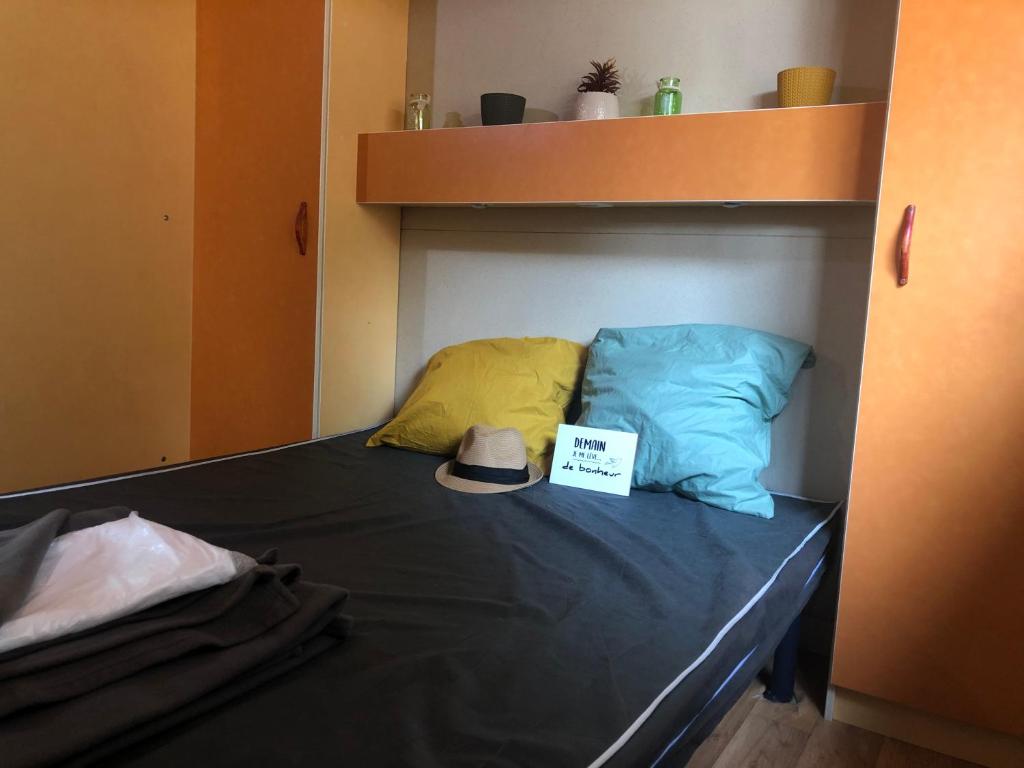 Postel nebo postele na pokoji v ubytování Camping la Tamarissière