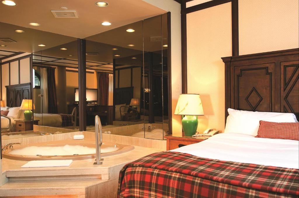 Fairmont Le Chateau Montebello - Deluxe King Suite With Jacuzzi