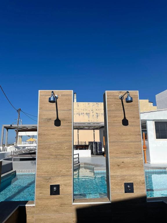 Bazén v ubytování Coralli Beach Hotel nebo v jeho okolí