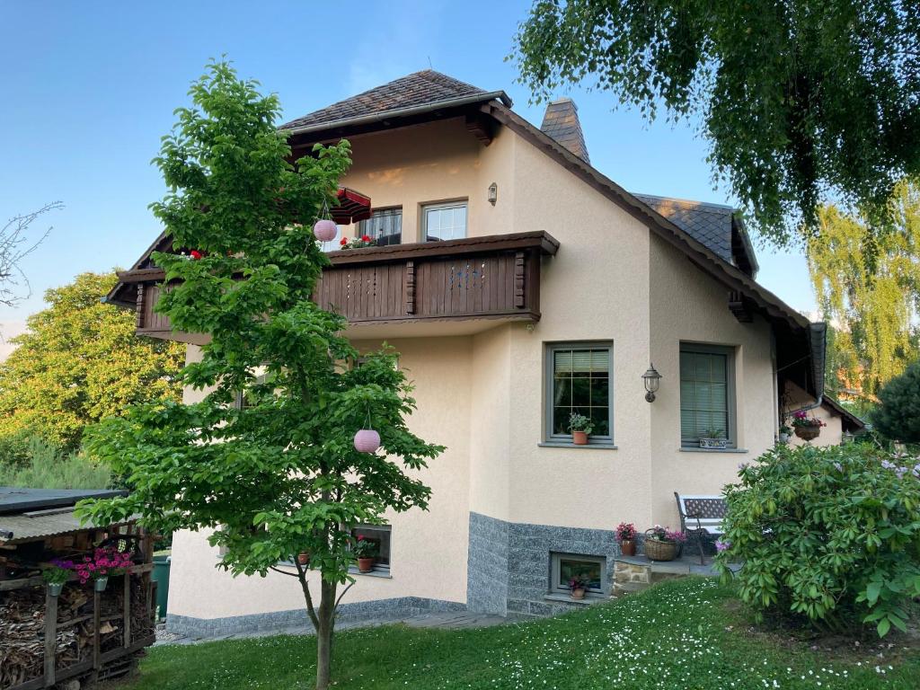 a house with a balcony on top of it at Ferienwohnung Prüfer in Greiz