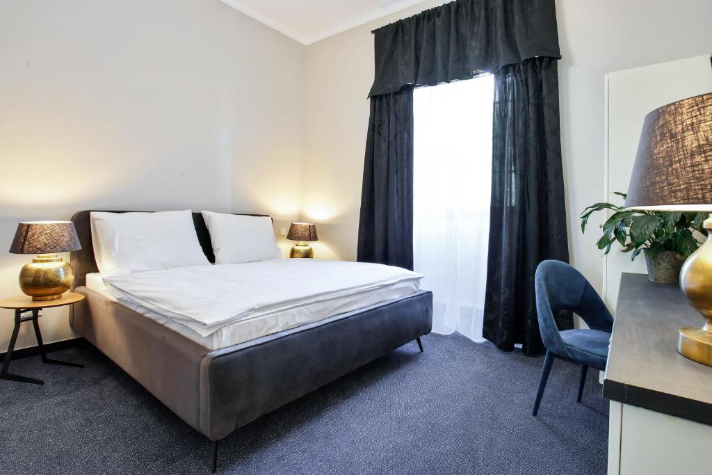 Postel nebo postele na pokoji v ubytování Zámecký hotel & Wellness