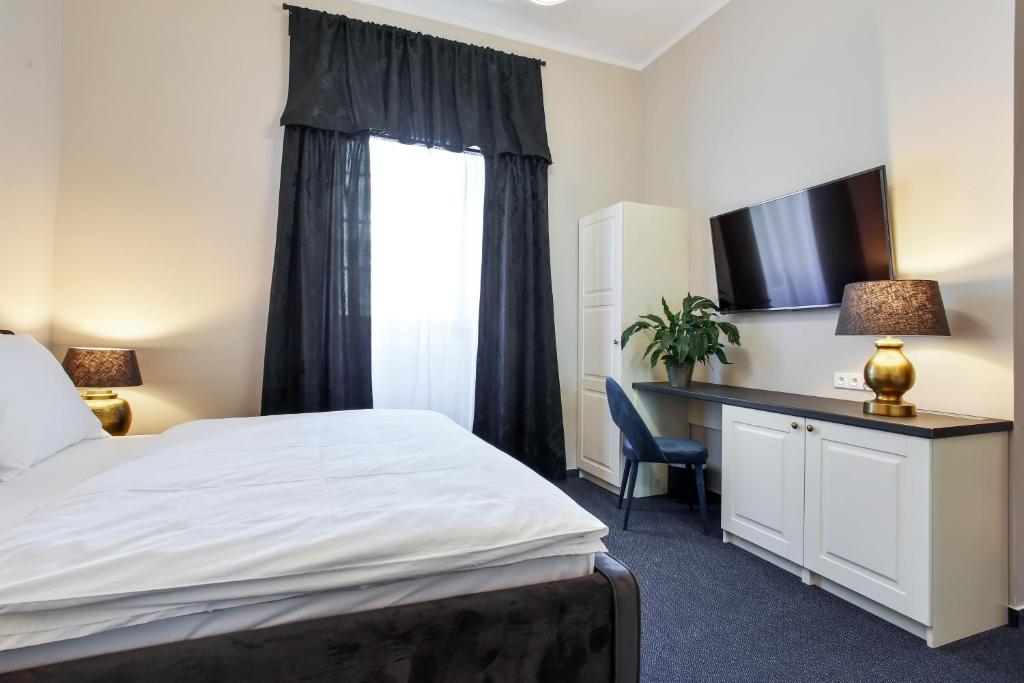Postel nebo postele na pokoji v ubytování Zámecký hotel & Wellness