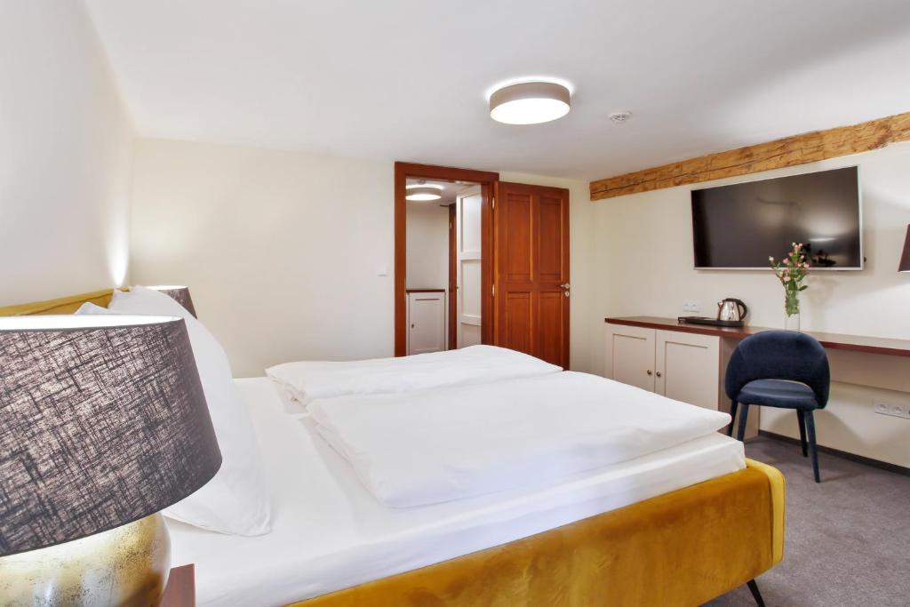 Postel nebo postele na pokoji v ubytování Zámecký hotel & Wellness